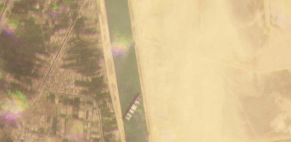 Esta imagen por satélite de Planet Labs Inc. muestra el carguero MV Ever Given atorado en el Canal de Suez, cerca de Suez, Egipto, el martes 23 de marzo de 2021. (Planet Labs Inc. via AP)