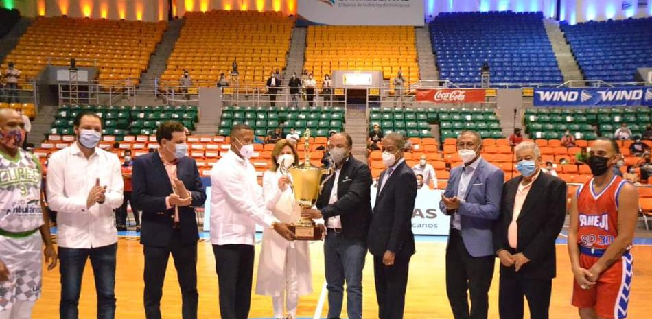 La Vicepresidenta Raquel Peña y directivos de la Asociación de Baloncesto de Santiago, presentan la copa que se disputa en el torneo que inició la noche de este miércoles en la Gran Arena del Cibao.