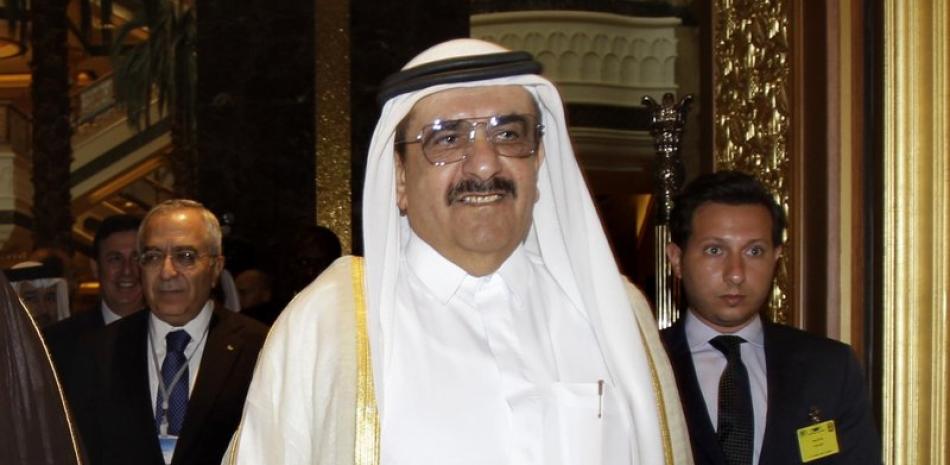 El jeque Hamdan bin Rashid Al Maktoum, vicegobernador de Dubái y ministro de Finanzas de los Emiratos Árabes Unidos, en una cumbre en Abu Dabi, el 7 de septiembre de 2011. Hamdan murió a los 75 años, se informó el 24 de marzo de 2021. (AP Foto/Kamran Jebreili, archivo)