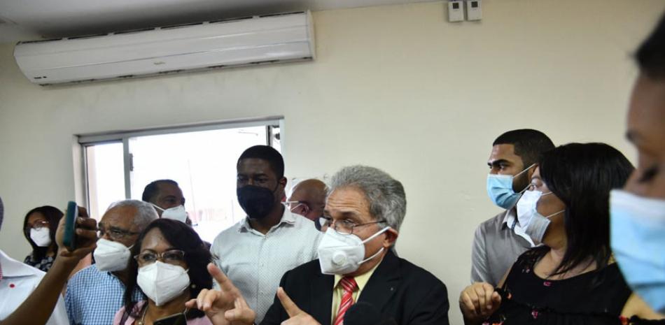 El presidente del Colegio Médico Dominicano, Waldo Ariel Suero, encabeza la protesta.