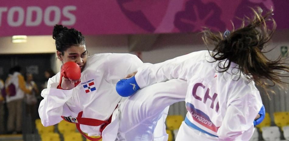 Tanya Rodríguez pega una contundente patada en el pecto de la chilina Susana Li en la final de los Juegos Panamericanos.