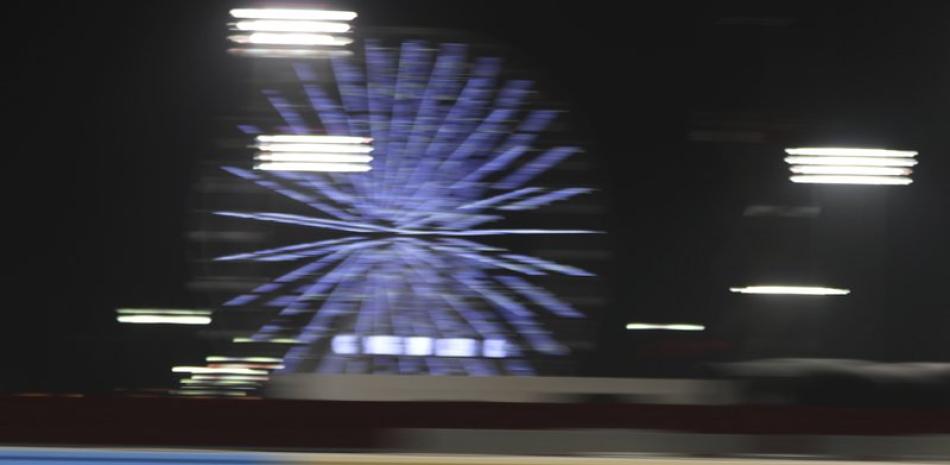 El Red Bull de Max Verstappen duranten las prácticas del viernes 26 de marzo para el GP de Bahréin de F1. El holandés logró el mejor tiempo en las dos sesiones. "Ahora hay que ver lo que podemos hacer en la clasificación" del sábado, dijo Verstappen.