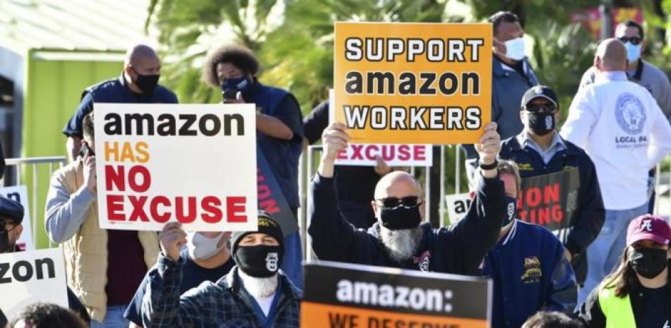 Líderes sindicales se unen a representantes de grupos comunitarios, funcionarios electos y activistas sociales para una manifestación en apoyo de los esfuerzos de sindicalización de los trabajadores de Amazon en el estado de Alabama. Foto: Frederic J. Brown/AFP.