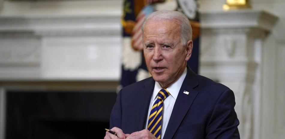 El presidente Joe Biden hace una pausa luego de firmar una orden ejecutiva el miércoles 24 de febrero de 2021 en la Casa Blanca, en Washington.

Foto: AP