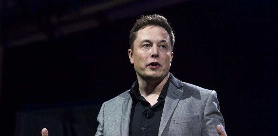 El director ejecutivo de Tesla Motors, Elon Musk, presenta los últimos productos de la compañía en Hawthorne, California.

Foto: AP/Ringo H.W. Chiu