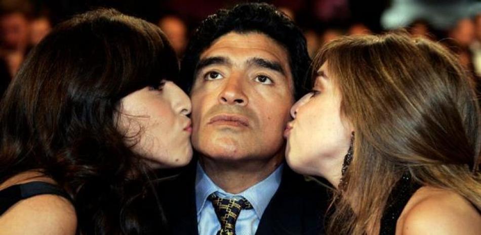 Las hijas de Maradona se molestaron por una foto que el médico publicó con su padre tras la operación.
