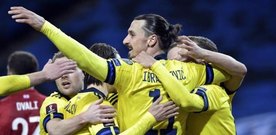 El delantero Zlatan Ibrahimovic celebra tras el gol de Suecia en la victoria 1-0 ante Georgia en las eliminatorias del Mundial. (Pontus Lundahl/TT News Agency vía AP)
