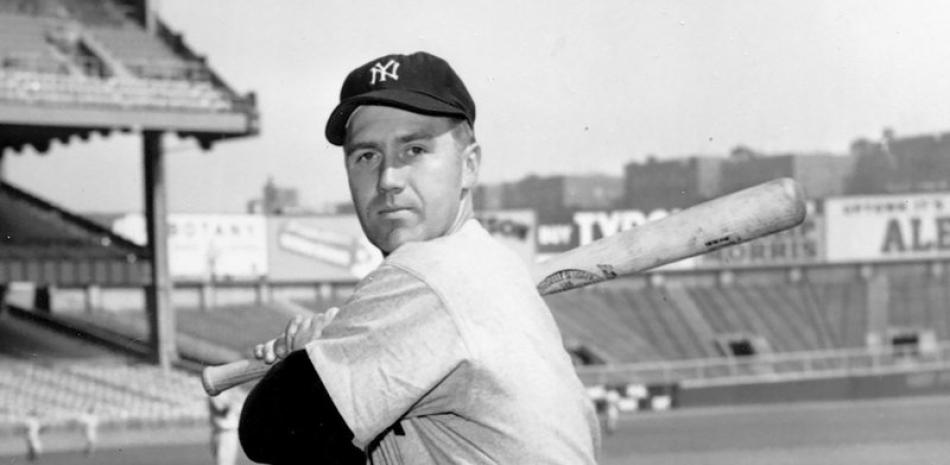 El tercera base de los Yanquis de Nueva York Bobby Brown posa en el Yankee Stadium, el 2 de octubre de 1950.