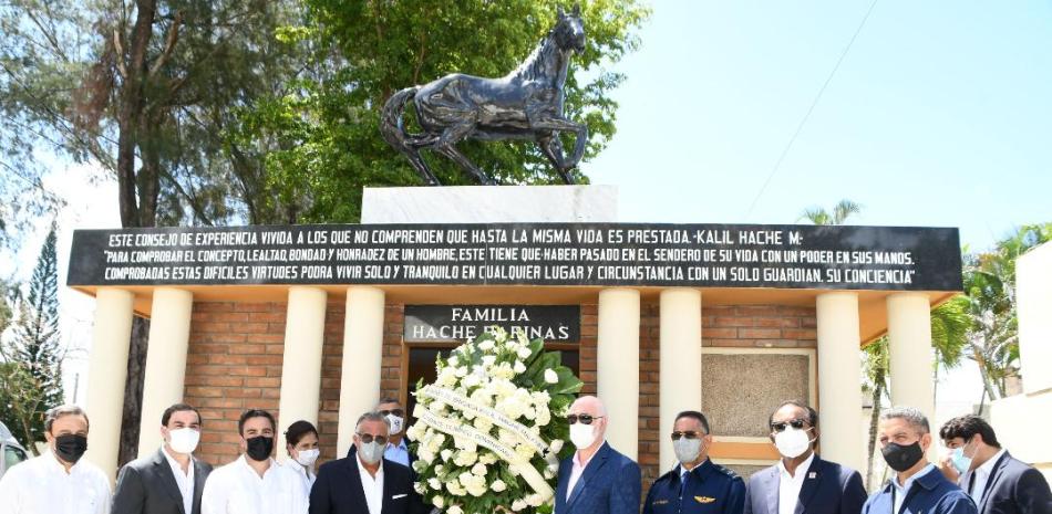 Ejecutivos del Comité Olímpico Dominicano junto a familiares y amigos del fenecido Kalil Haché, en la parte frontal del mausoleo donde reposan sus restos.