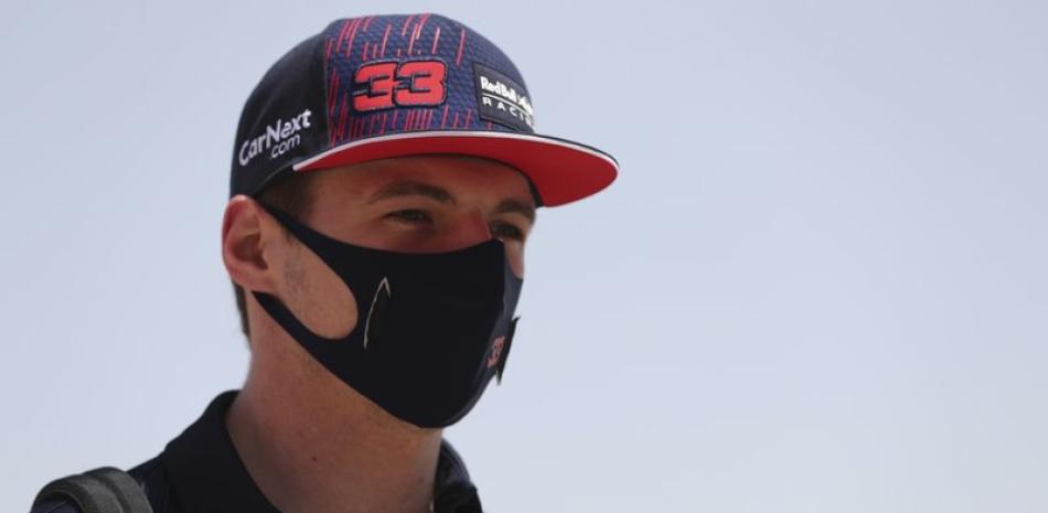 El holandés Max Verstappen de Red Bull Racing arriba al Circuito Internacional de Bahréin en Sakhir, Bahréin, sábado 27 de marzo de 2021. Verstappen ganó la pole para la carrera que se correrá el domingo.