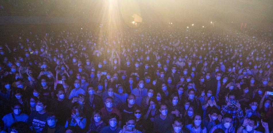 Cinco mil fanáticos del rock asisten con mascarillas al concierto del grupo Love of Lesbian en Barcelona, el sábado 27 de marzo de 2021. Todos dieron negativo a una prueba rápida de antígenos que les hicieron horas antes para detectarles el coronavirus, según los organizadores. (AP Foto/Emilio Morenatti).