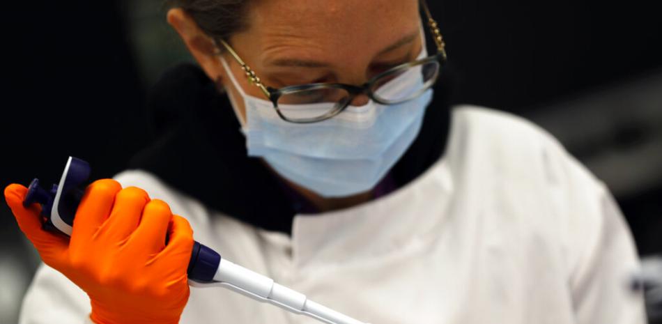 Una asistente de laboratorio utiliza una pipeta para preparar ARN de coronavirus para secuencia en el Instituto Wellcome Sanger, gestionado por Genome Research en Cambridge, el jueves 4 de marzo de 2021.

Foto: AP/Frank Augstein