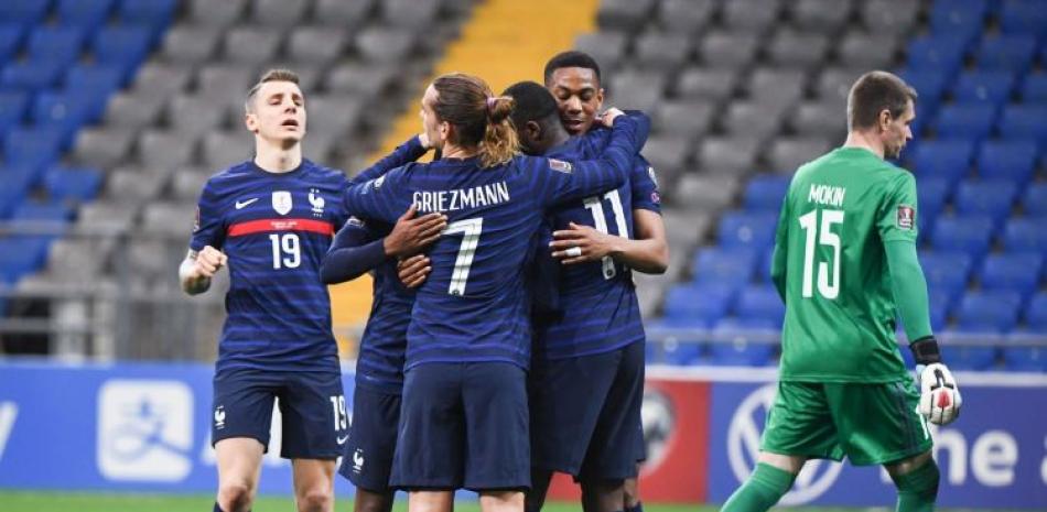 Francia, campeón de la pasada Copa Mundial de fútbol, logró su primera victoria en las eliminatorias.