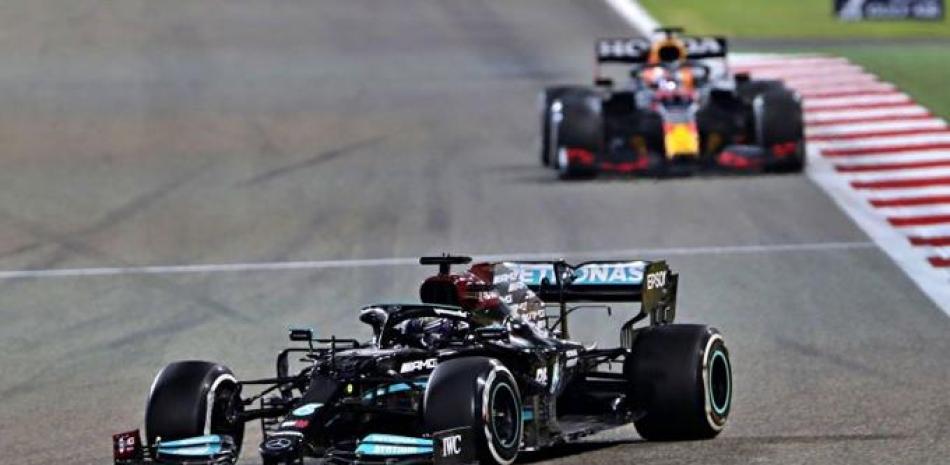 Lewis Hamilton tuvo que emplearse a fondo para superar en las últimas vueltas de la carrera a Max Verstappen.