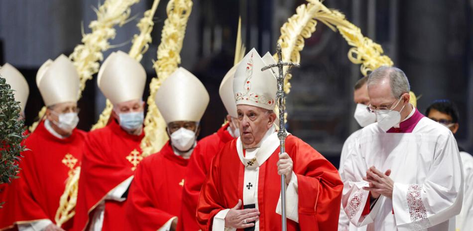 El papa Francisco celebra la misa del Domingo de Ramos en la Basílica de San Pedro del Vaticano, el domingo 28 de marzo de 2021.

Foto: Giuseppe Lami/Pool via AP