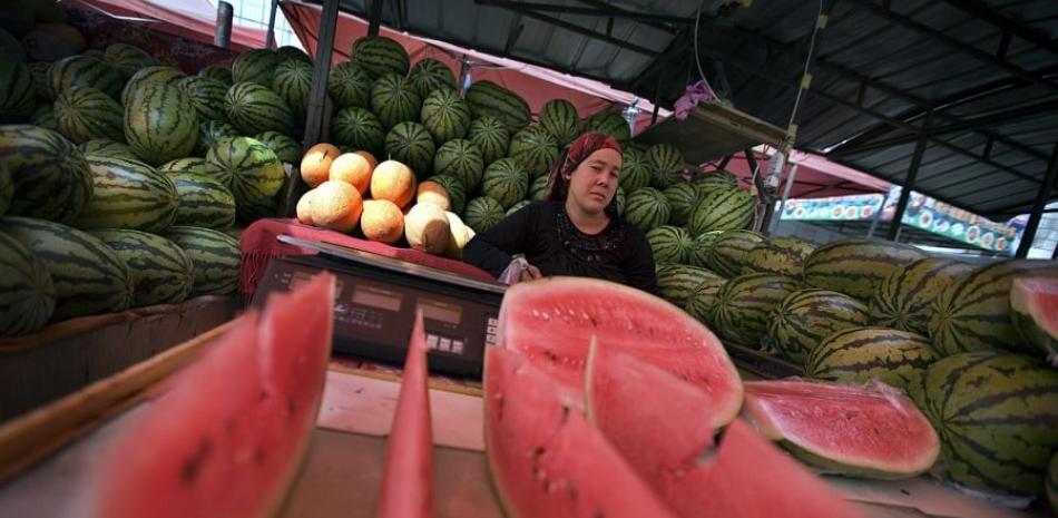 Una mujer vende frutas. EFE/DIEGO AZUBEL