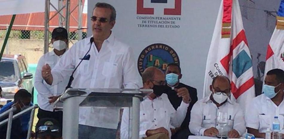 El presidente Abinader en uno de los encuentros sostenidos ayer durante su visita a Santiago.