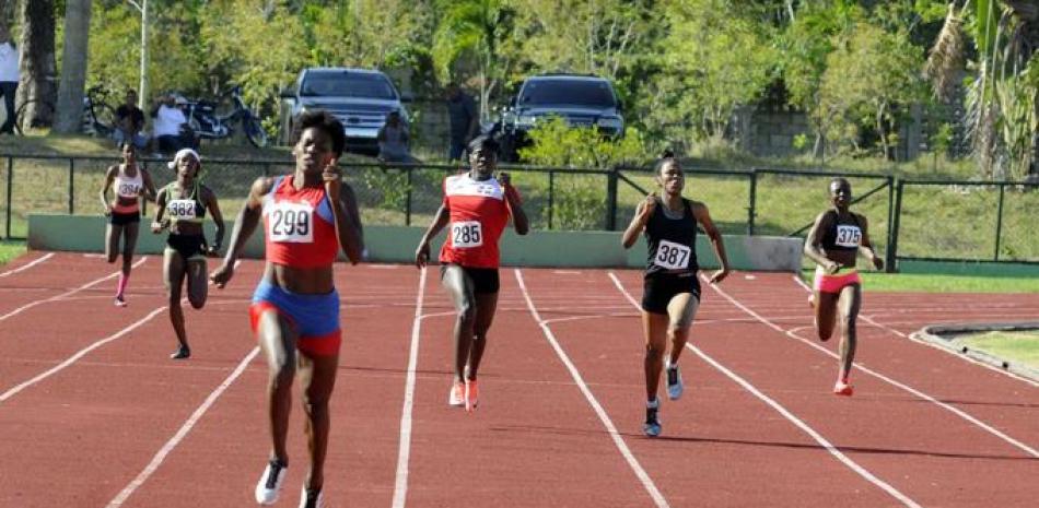 Marileidy Pauilino al momento de cruzar la meta en primer lugar en el Festival Nacional de Atletismo en Bayaguana.