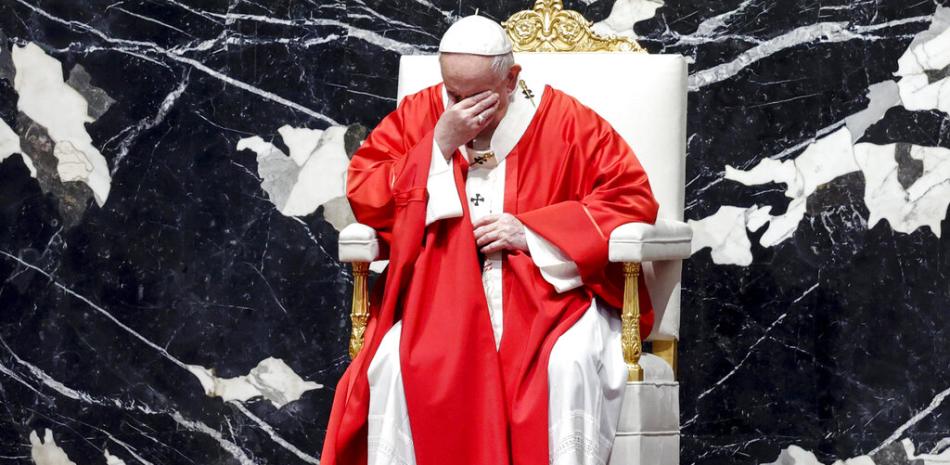 El papa Francisco dando la misa de Domingo de Ramos en la basílica de San Pedro, en el Vaticano, el 28 de marzo de 2021.

Foto: Giuseppe Lami/Pool photo via AP