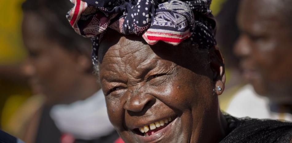 Sarah Obama, abuela DE Barack Obama, en una foto del 7 de noviembre de 2012, en su casa en Kogelo, Kenia. 

(AP Foto/Ben Curtis, File)