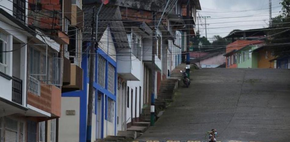 Con una máscara para frenar la propagación del nuevo coronavirus, un residente camina en una calle de Campohermoso, Colombia, el jueves 18 de marzo de 2021. Según el Ministerio de Salud, Campohermoso es uno de los dos municipios de Colombia que no ha tenido un solo caso de COVID-19 desde que comenzó la pandemia hace un año. (Foto AP / Fernando Vergara)