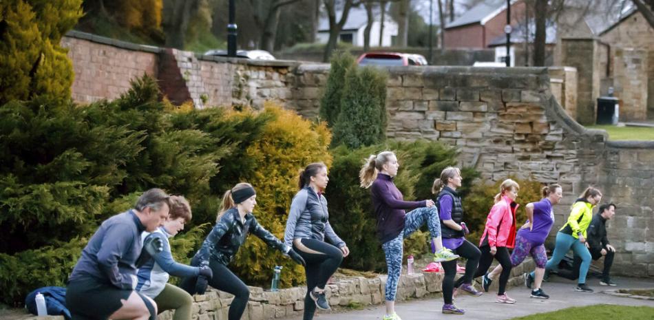 Gente participando en una clase de gimnasia en Springhead Park, tras el levantamiento de medidas de cuarentena en Inglaterra, en Rothwell, Inglaterra, el lunes 29 de marzo de 2021.

Foto: Danny Lawson/AP