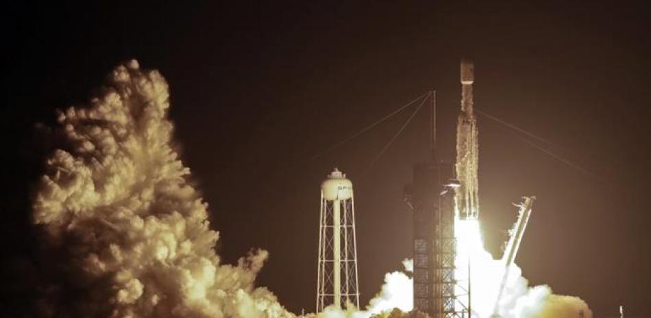 Un cohete pesado SpaceX Falcon despega de la plataforma 39A en el Centro Espacial Kennedy en Cabo Cañaveral, Florida, la madrugada del martes 25 de junio de 2019.

Foto: AP /John Raoux