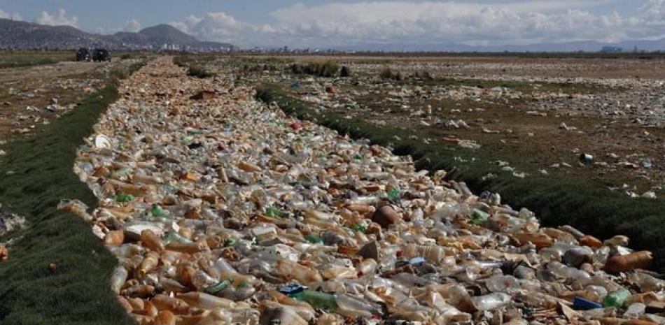 Botellas de plástico y basura flotan en el río Tagarete, que desemboca en el lago Uru Uru, cerca de Oruro, Bolivia, el jueves 25 de marzo de 2021.

Foto: AP/Juan Karita