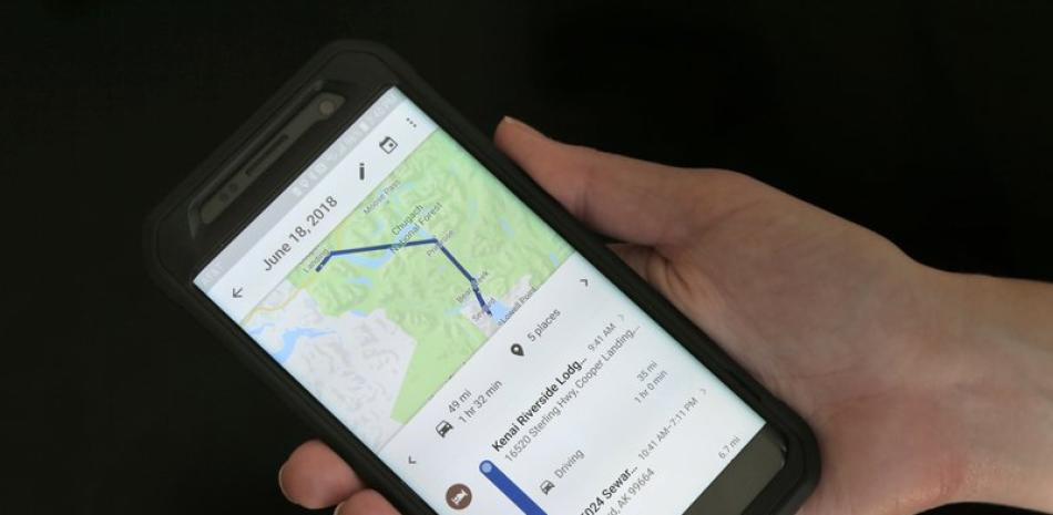 En esta foto del 8 de agosto de 2018, un teléfono móvil muestra los viajes de un usuario usando Google Maps en Nueva York.

Foto: AP / Seth Wenig