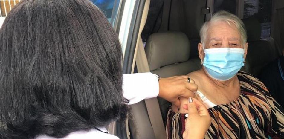 Una señora es inmunizada por una de las doctoras en la Universidad Autonóma de Santo Domingo. Laura Castillo / LD