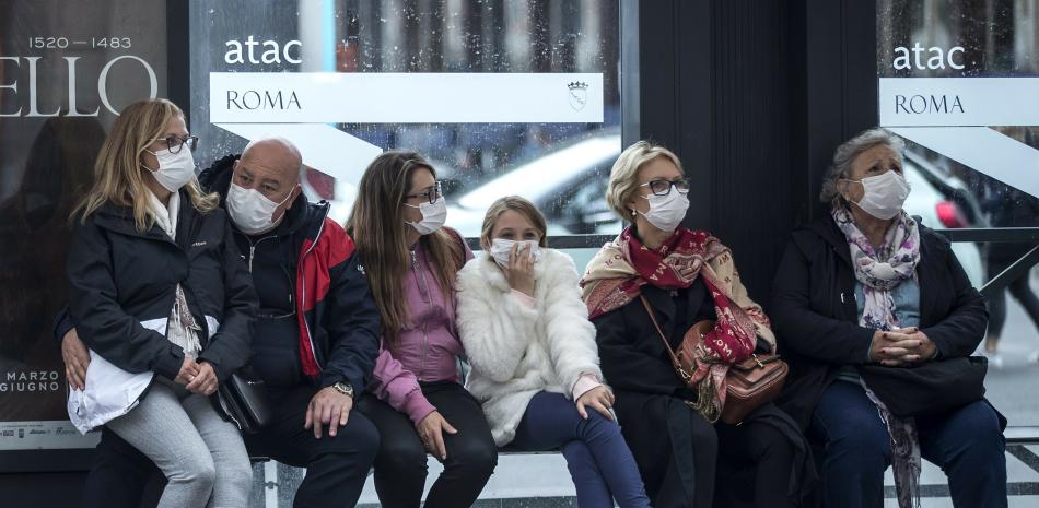 La gente espera en una parada de autobús, en Roma, el lunes 9 de marzo de 2020.

Foto: Roberto Monaldo/ LaPresse vía AP