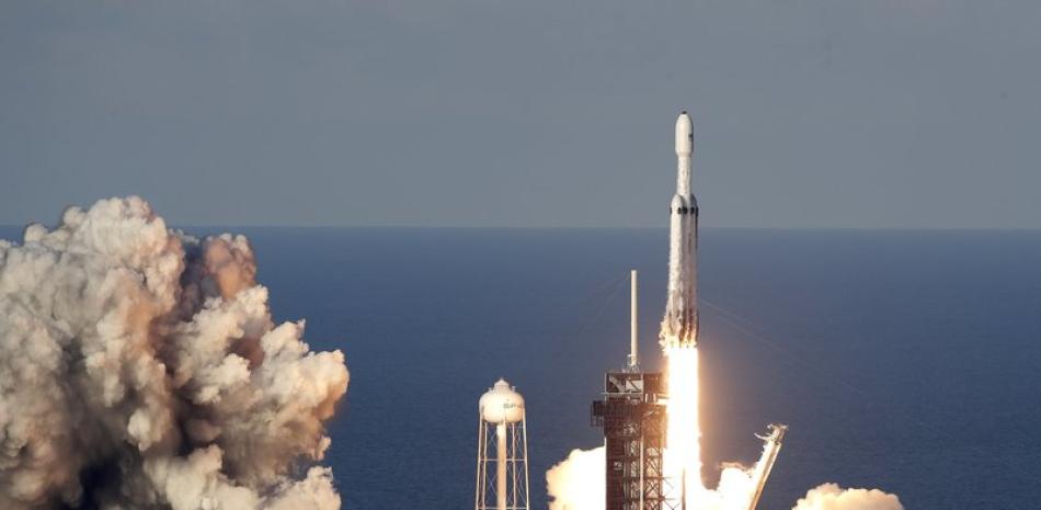 Un cohete SpaceX Falcon Heavy que lleva un satélite de comunicaciones despega de la plataforma 39A en el Centro Espacial Kennedy en Cabo Cañaveral, Florida, el jueves 11 de abril de 2019.

Foto: AP/ John Raoux