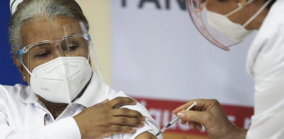 La enfermera Violeta Gaona, de 59 años, recibe una inyección de la vacuna Pfizer-BioNTech para COVID-19 en el Hospital Santo Tomas en la ciudad de Panamá, el miércoles 20 de enero de 2021, el mismo día que llegó el primer envío a Panamá.

Foto: AP/Arnulfo Franco