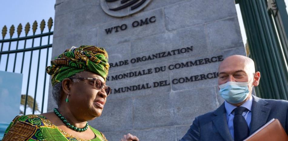 La nueva directora general de la Organización Mundial de Comercio, Ngozi Okonjo-Iweala, izquierda, arriba a la sede de la OMC en Ginebra. (Fabrice Coffrini/Pool/Keystone via AP, File)