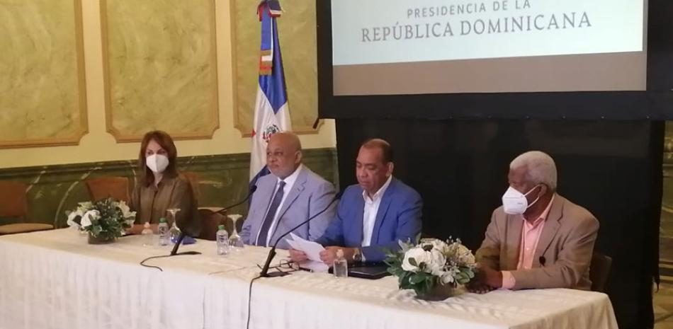 Deligne Ascención y Roberto Fulcar hablaron en una rueda de prensa.  / presidencia