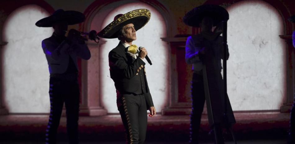 Alejandro Fernández interpreta un medley en la ceremonia de los Latin Grammy el 14 de noviembre de 2019 en Las Vegas. Fernández será reconocido con el Premio Ícono en los Latin American Music Awards el 15 de abril de 2021, Telemundo anunció el miércoles. (AP Foto/Chris Pizzello, Archivo).