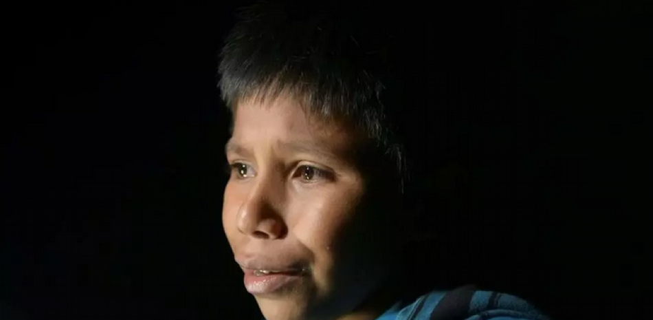 Oscar, un niño guatemalteco de 12 años que viajó solo durante un mes para unirse con su tío en Estados Unidos, llora tras cruzar el Río Grande desde México a Roma, Texas el 27 de marzo de 2021

Ed JONES AFP