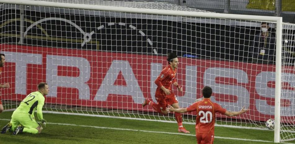 Eljif Elmas de Macedonia del Norte celebra tras marcar el segundo gol en la victoria 2-1 ante Alemania en las eliminatorias del Mundial, este miércoles, en Duisburgo.