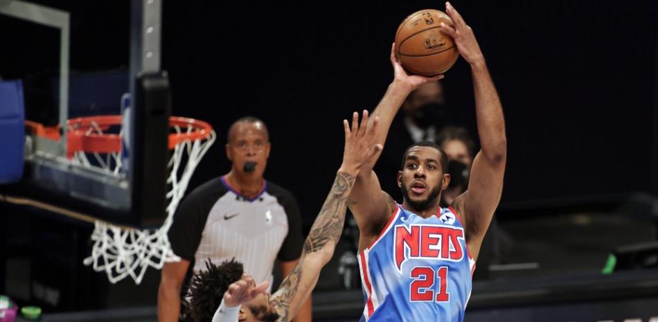 El centro de los Brooklyn Nets, LaMarcus Aldridge, dispara sobre el alero de los Charlotte Hornets, Miles Bridges, durante la primera mitad de un juego de baloncesto de la NBA este jueves, en Nueva York.