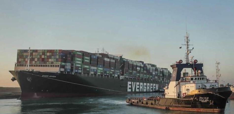 En esta foto de la Autoridad del Canal de Suez, se ve el buque Ever Given remolcado por otro barco, en el Canal de Suez, Egipto, el 29 de marzo de 2021. (Suez Canal Authority via AP)