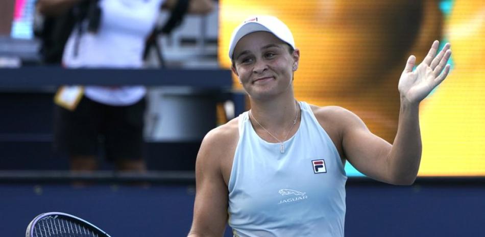 La australia Ashleigh Barty, saluda tras vencer a la ucraniana Elina Svitolina por 6-3, 6-3 en la semifinal del Abierto de Miami el jueves 1 de abril del 2021.