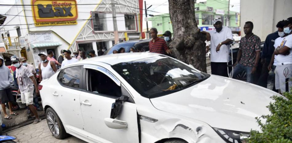 El vehículo en que se desplazaba la pareja recibió varios impactos de bala. /JA MALDONADO