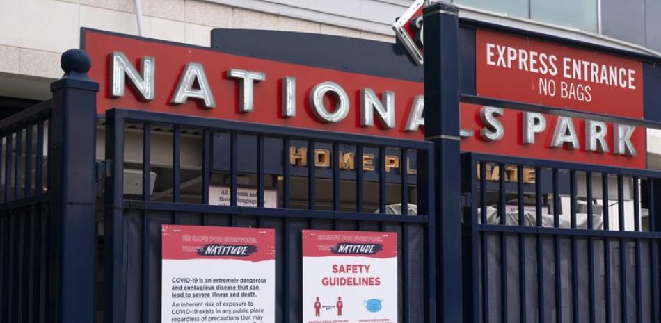 El Nationals Park permanece cerrado luego que el partido de inicio de la temporada regular de Grandes Ligas entre los Nacionales de Washington y los Mets de Nueva York fue pospuesto por preocupaciones relacionadas con el coronavirus, el jueves 1 de abril de 2021, en Washington.