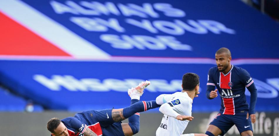 El delantero brasileño del Paris Saint-Germain Neymar (L) recibe una falta El centrocampista francés del Lille Benjamin Andre (C) junto al centrocampista brasileño del Paris Saint-Germain Rafinha (R) durante el partido de fútbol francés L1 entre Paris-Saint Germain (PSG) y Lille (LOSC) ) en el estadio Parc des Princes de París.