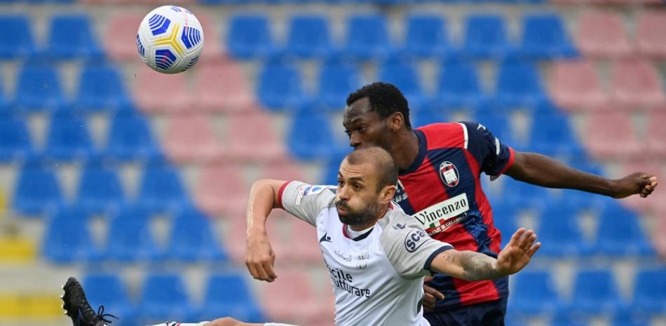 Danilo Larangeira del Bolonia y Simeon Tochukwu Nwankwo del Crotone pelean por el balón en el encuentro de la Serie A de este sábado.