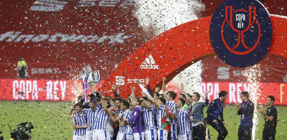 Los jugadores de la Real Sociedad festejan tras conquistar la Copa del Rey de 2020, con un triunfo sobre el Athletic de Bilbao en la final, disputada este sábado 3 de abril de 2021, en Sevilla