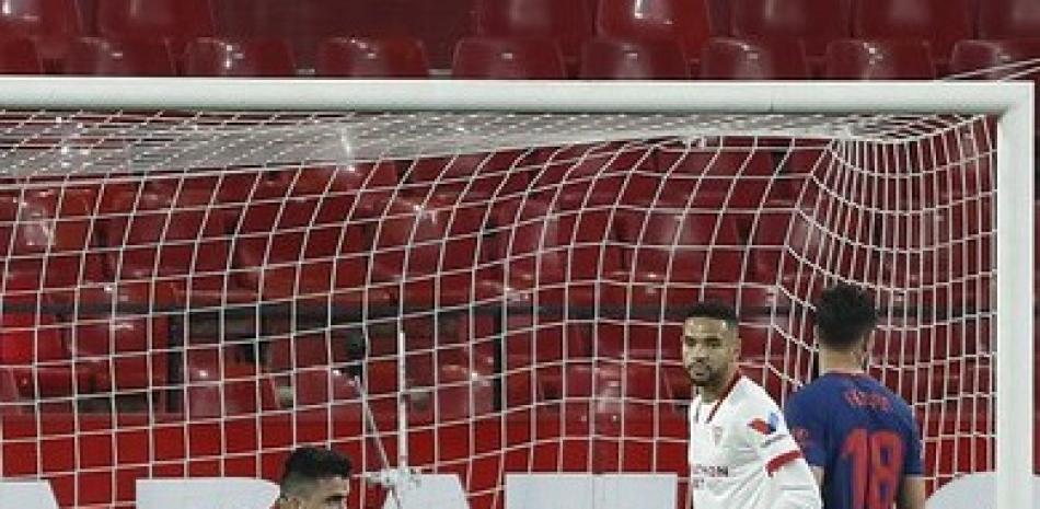 Marcos Acuña del Sevilla celebra tras marcar el gol del Sevilla en la victoria 1-0 ante el Atlético de Madrid. (AP Foto/Angel Fernandez).