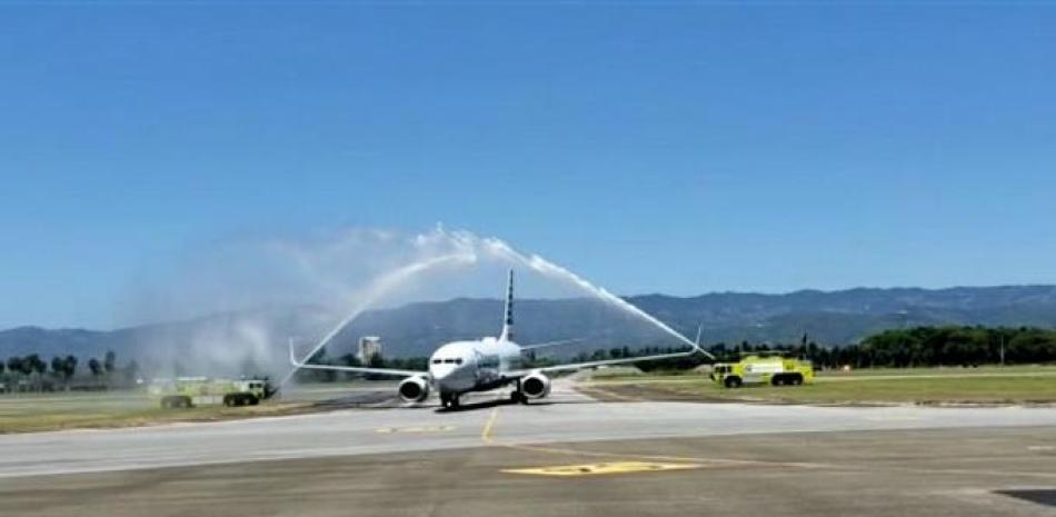 Avión siendo recibido en el aeropuerto por chorros de agua de los bomberos. / Foto: Rafael Castro