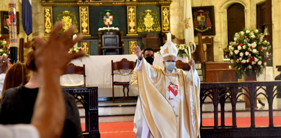 El arzobispo Francisco Ozoria oficio ayer la misa de Resurrección. ADRIANO ROSARIO