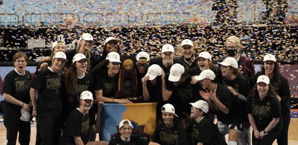 Jugadoras de Stanford celebran con el trofeo tras ganar el campeonato del baloncesto colegial femenil al vencer a Arizona por 54-53. (AP Photo/Morry Gash)